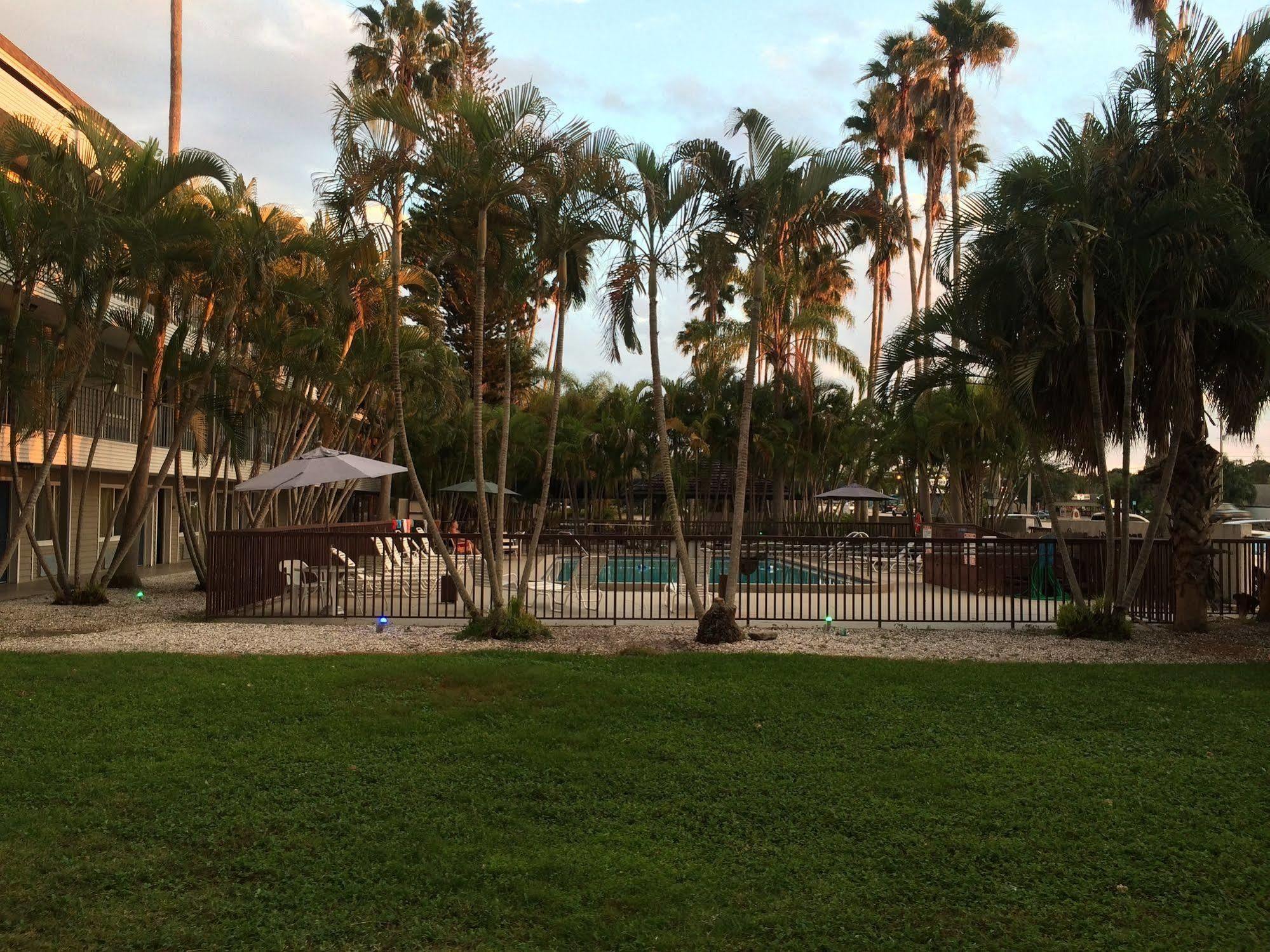 Lantern & - Sarasota Hotel