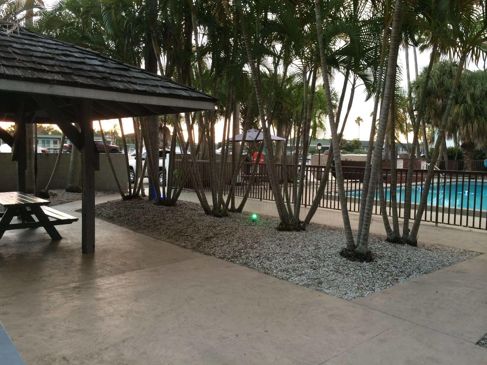 Lantern & - Hotel South Bradenton